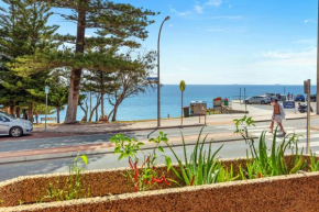 10 Cottesloe - Steps From Beach - Sleeps 3-wifi
